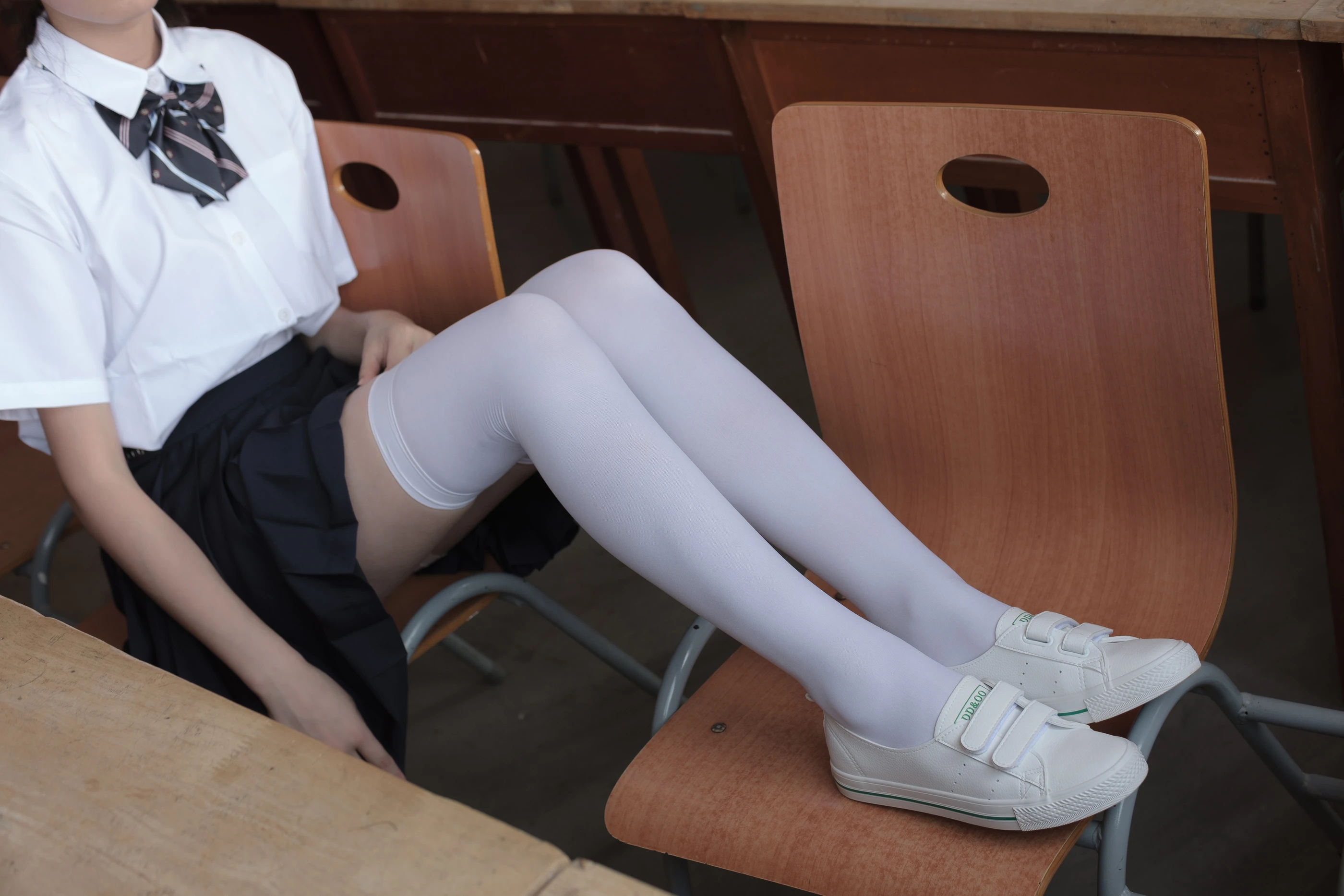 森萝财团 [BETA-022] 教室里的JK白丝少女 [66P]插图